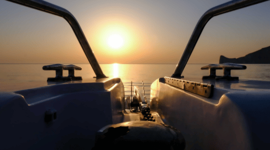 Apéritif au Coucher du Soleil en Voilier