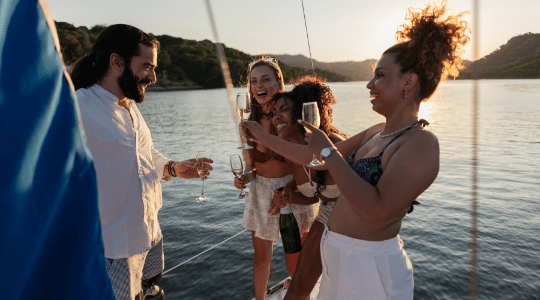Apéritif au Coucher du Soleil en Voilier